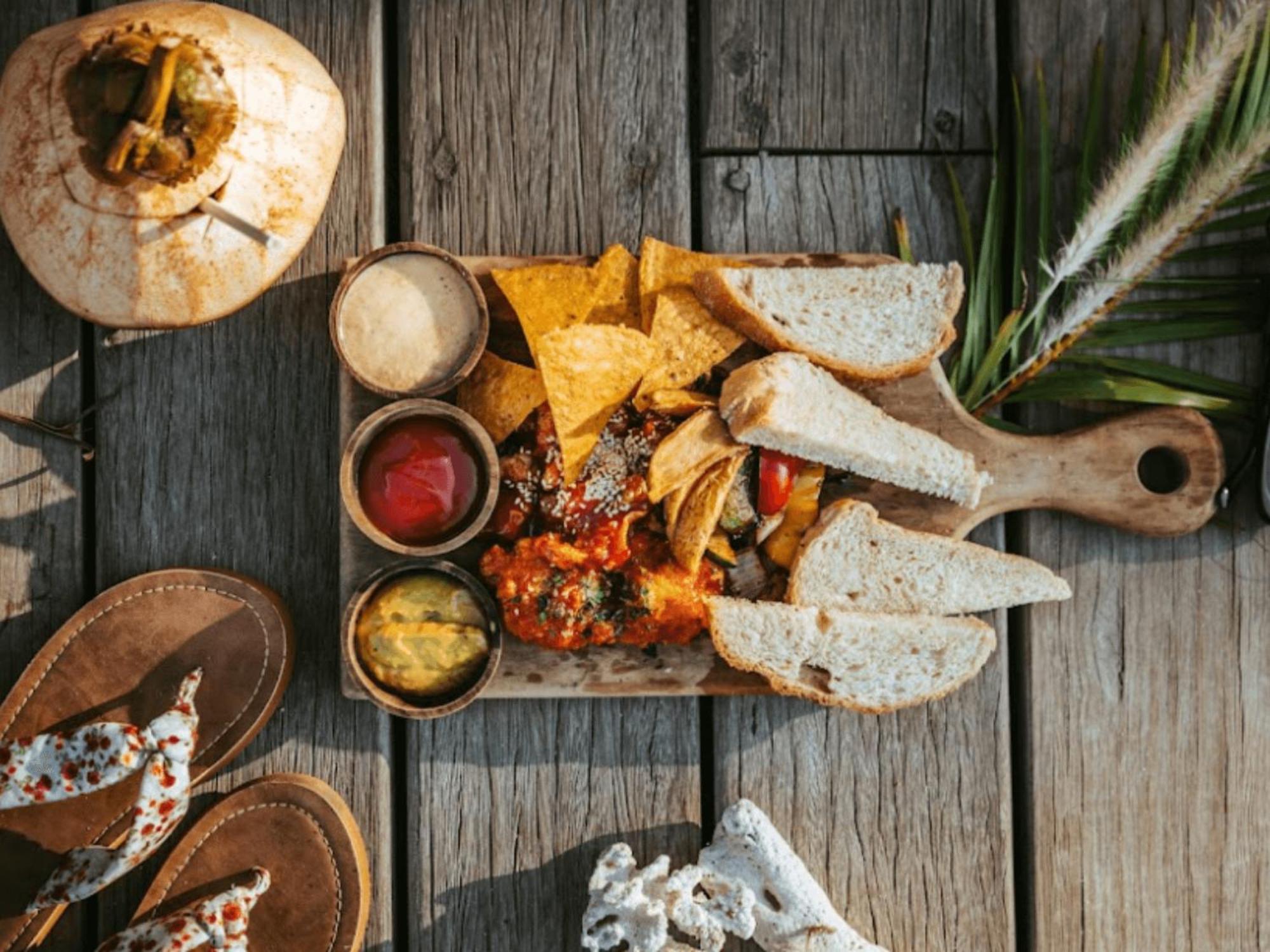 매드 몽키 길리 트라왕간 길리트라왕안 외부 사진 A typical mezcal tasting plate