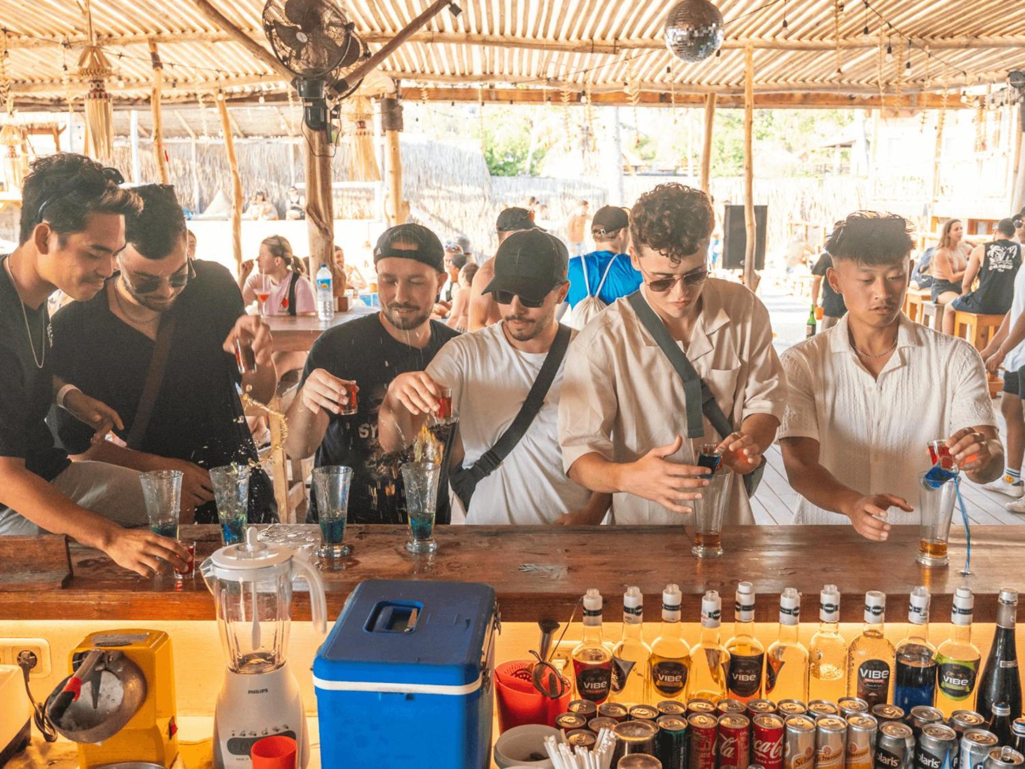 매드 몽키 길리 트라왕간 길리트라왕안 외부 사진 A bar in Goa, India