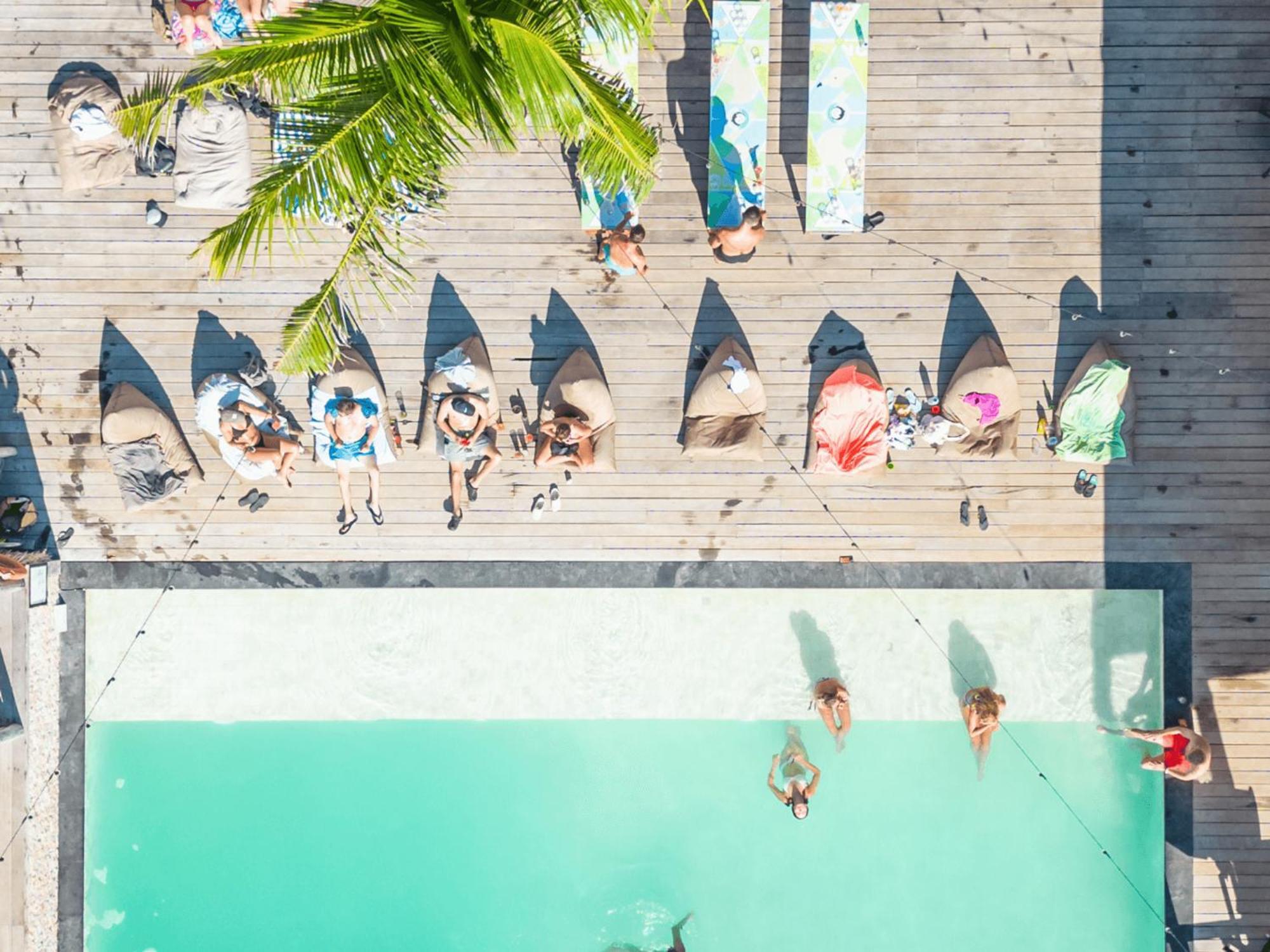매드 몽키 길리 트라왕간 길리트라왕안 외부 사진 Aerial view of the pool at the Hotel
