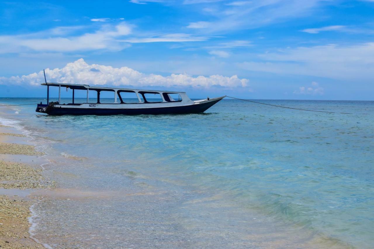 매드 몽키 길리 트라왕간 길리트라왕안 외부 사진 A boat on the beach of Nusa Manado