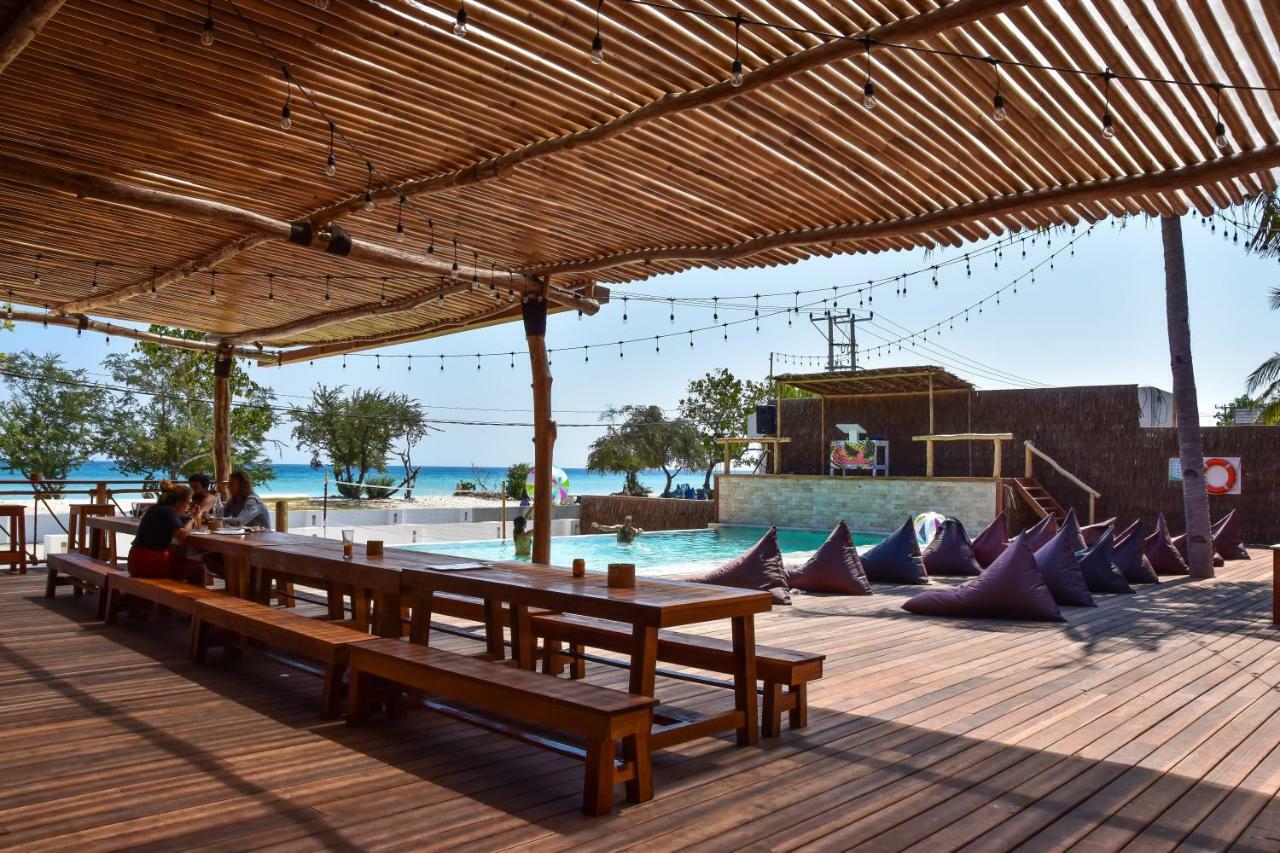 매드 몽키 길리 트라왕간 길리트라왕안 외부 사진 The beach club at the resort
