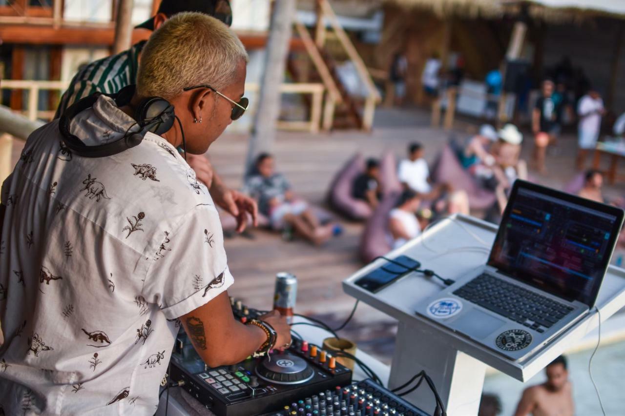 매드 몽키 길리 트라왕간 길리트라왕안 외부 사진 DJ at a beach club in Ibiza